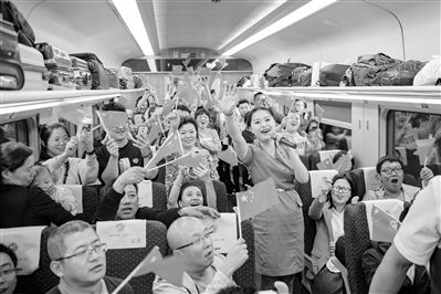 10月1日，乘客們?cè)诹熊嚿瞎餐瑧c祝新中國(guó)成立70周年。 蘭州局集團(tuán)供圖